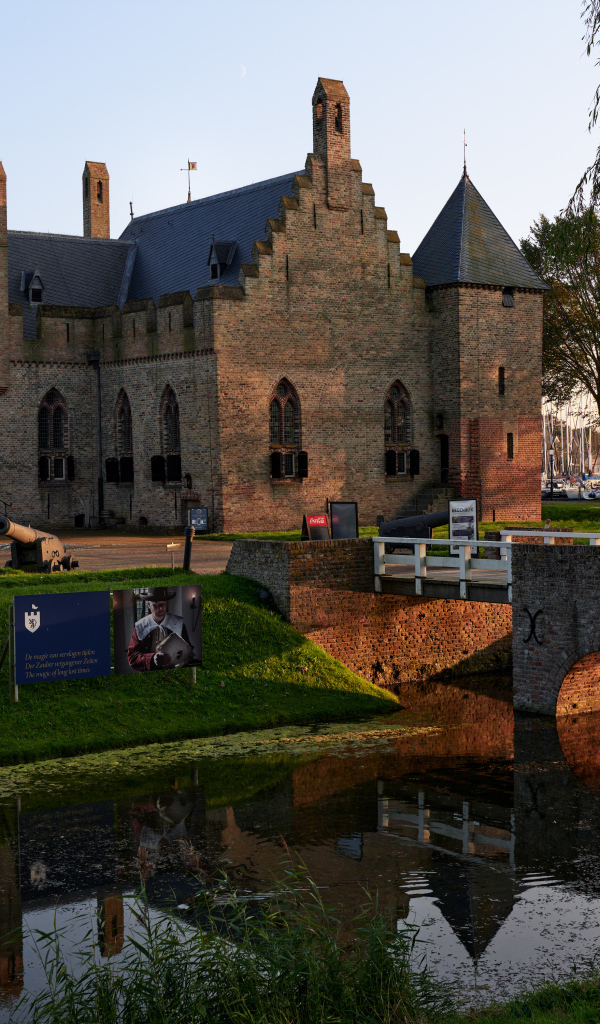Старый замок Radboud  у реки, Нидерланды 