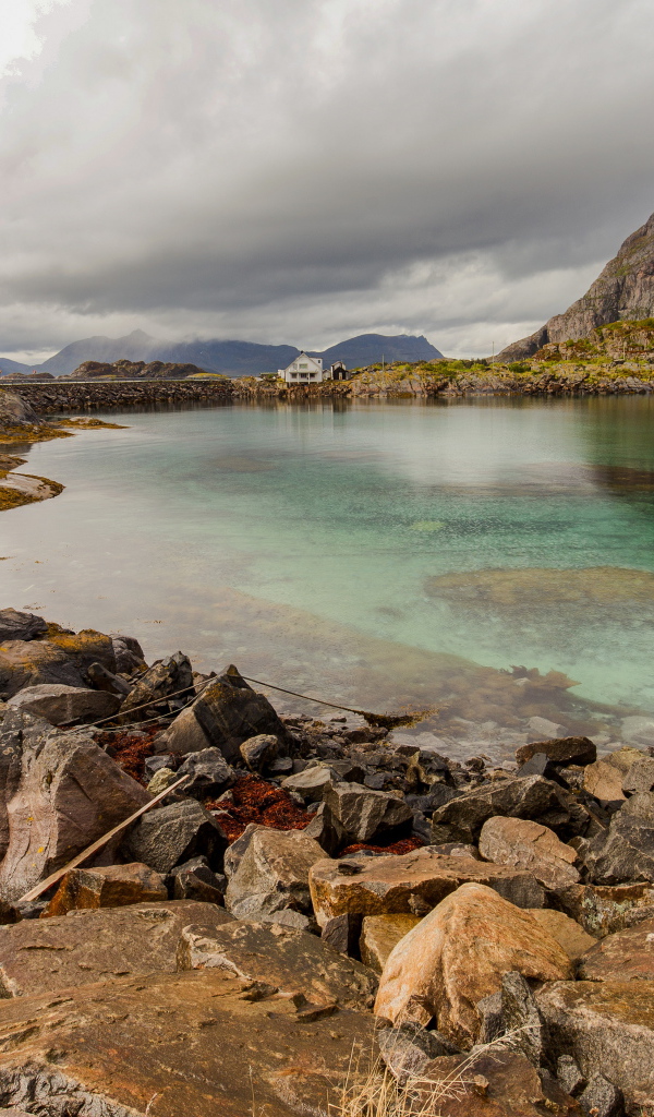 Большие камни на берегу фьорда, Норвегия 