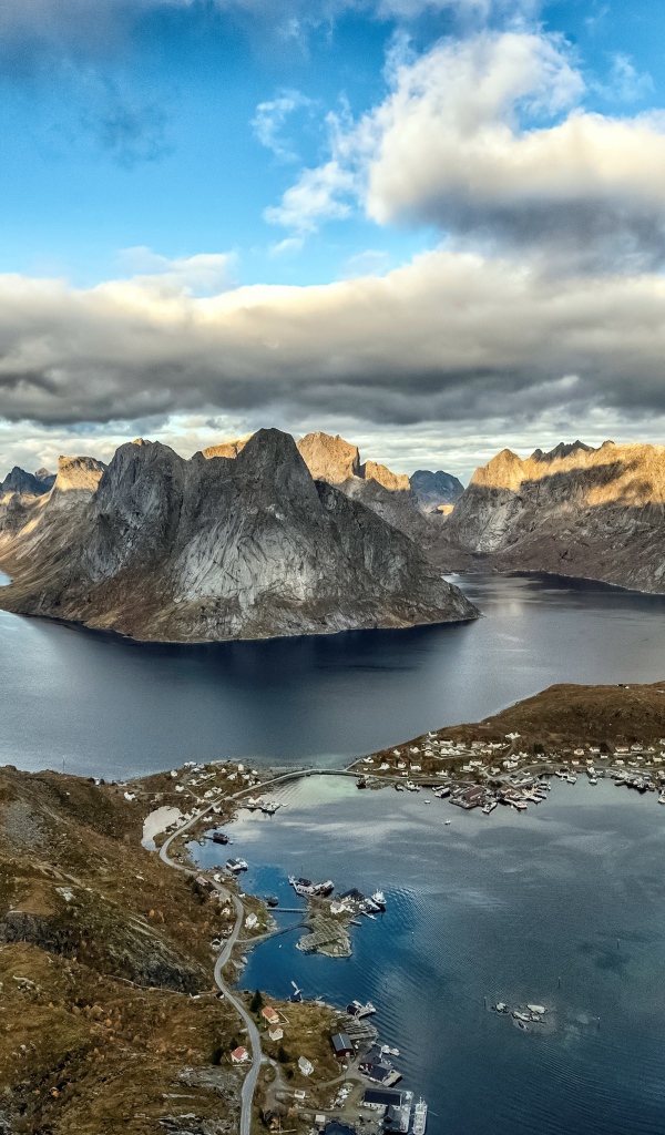 Лофотенские острова под голубым небом с белыми облаками, Норвегия 