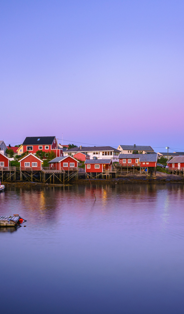 Красные дома на сваях на берегу залива, Норвегия 