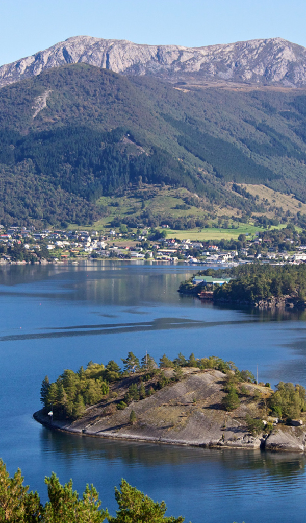 Вид на величественные горы и фьорд, Норвегия