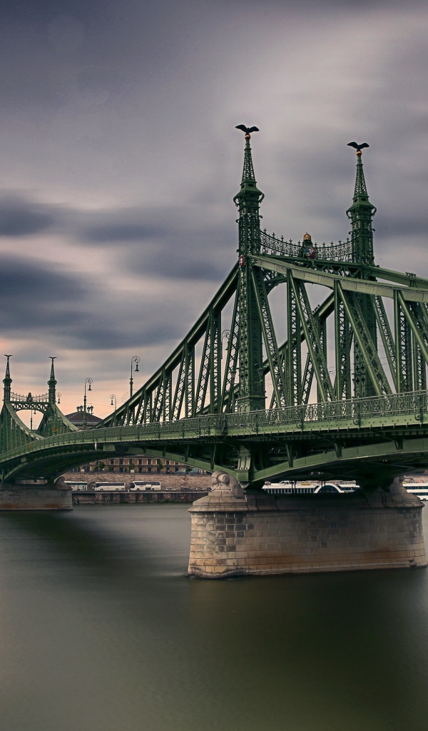 Красивый мост над рекой, Бухарест. Румыния 