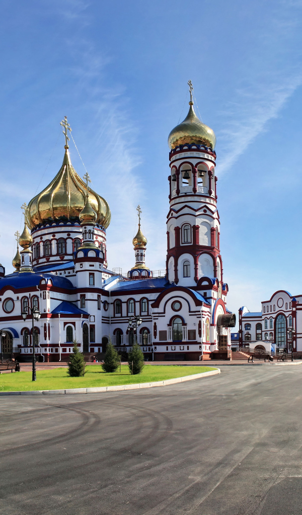 Красивый храм под голубым небом, Россия 