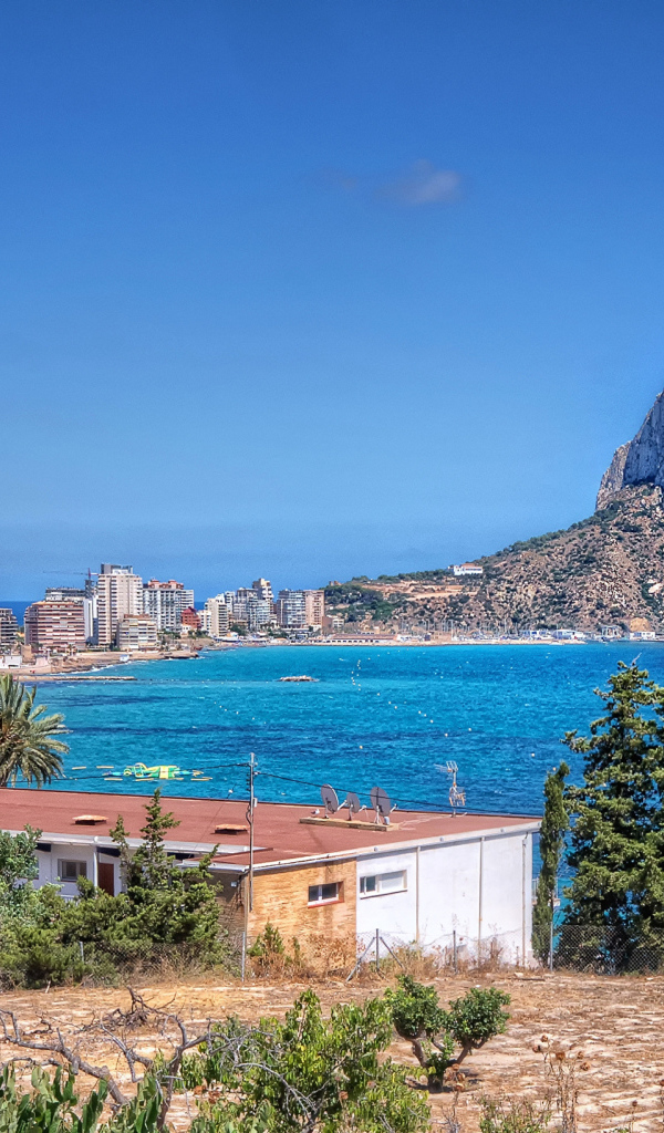 Дома на побережье Испании под голубым небом