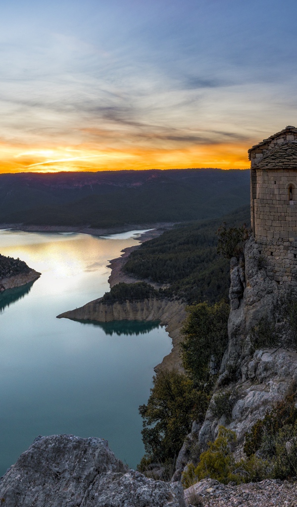 Вид на старый храм на вершине утеса над рекой, Испания