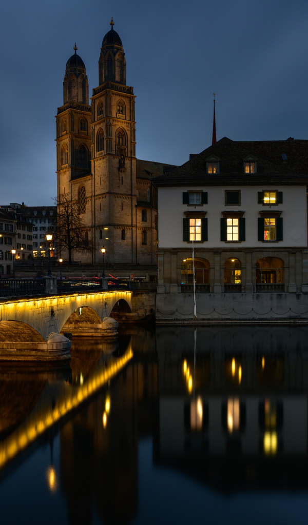 Большой дом у реки ночью, Цюрих, Швейцария 