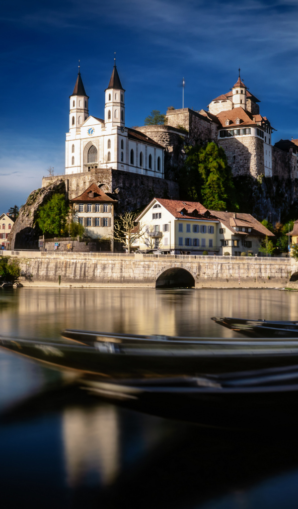 Церковь на берегу реки под голубым небом, Швейцария 