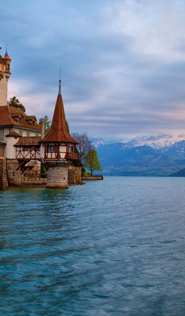 Дом на берегу залива в горах, Швейцария 