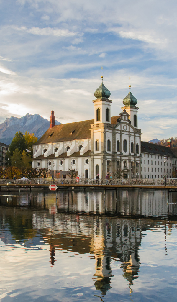 Старая церковь на берегу озера, Швейцария 