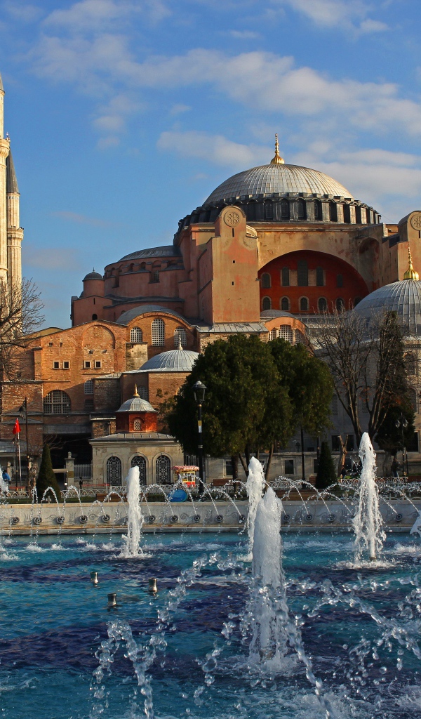 Фонтан у мечети в Стамбуле, Турция 