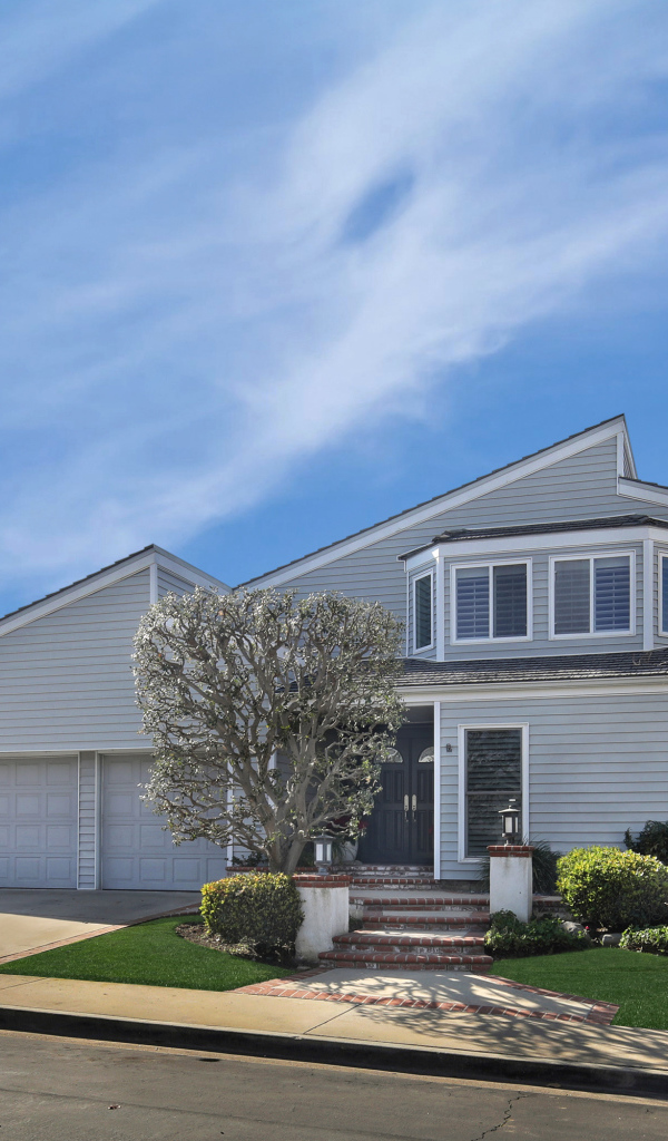 Красивый дом в Калифорнии под голубым небом, США