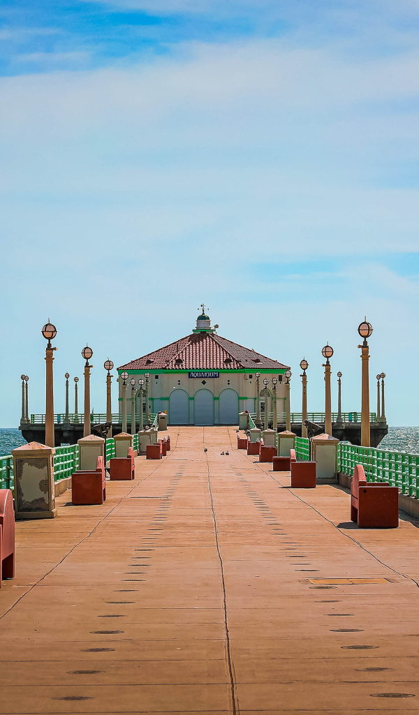 Красивый мост к пристани в океане, США