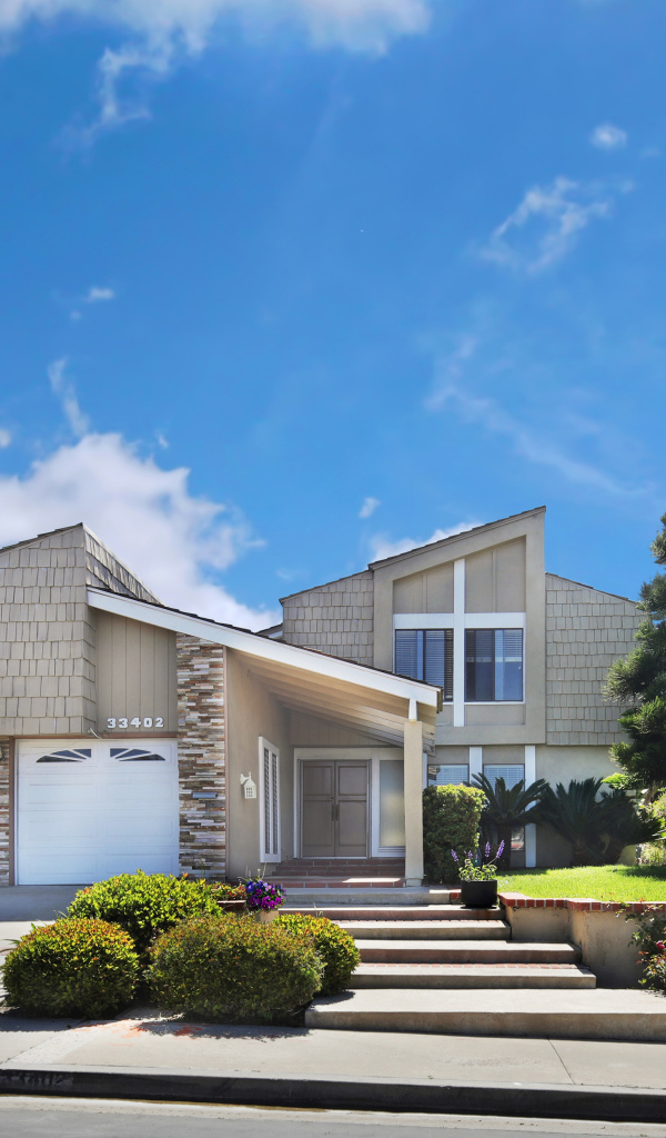 Красивый дом на улице под голубым небом, США