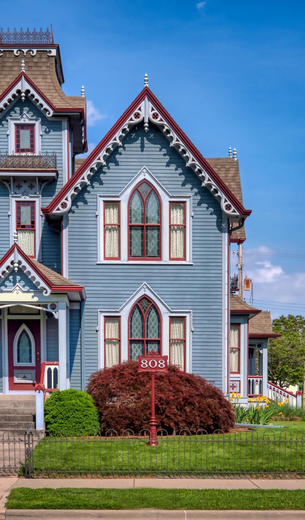 Большой двухэтажный дом на улице, США