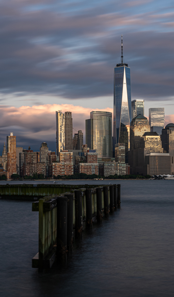 Небоскребы города Манхэттен у моря, США 