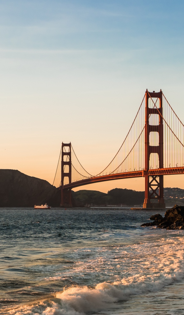 Золотой мост соединяет берега Сан - Франциско, США 