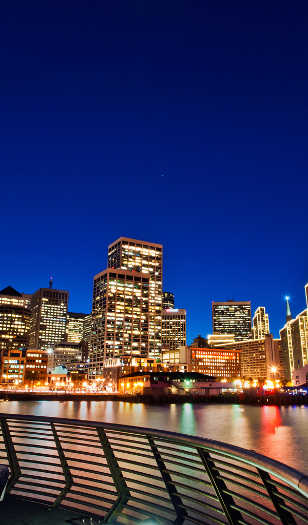 Красивый ночной город Сан-Франциско у воды