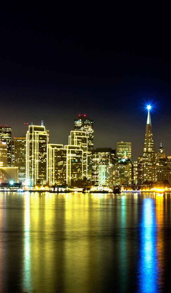 Красивый ночной город Сан Франциско отражается в воде