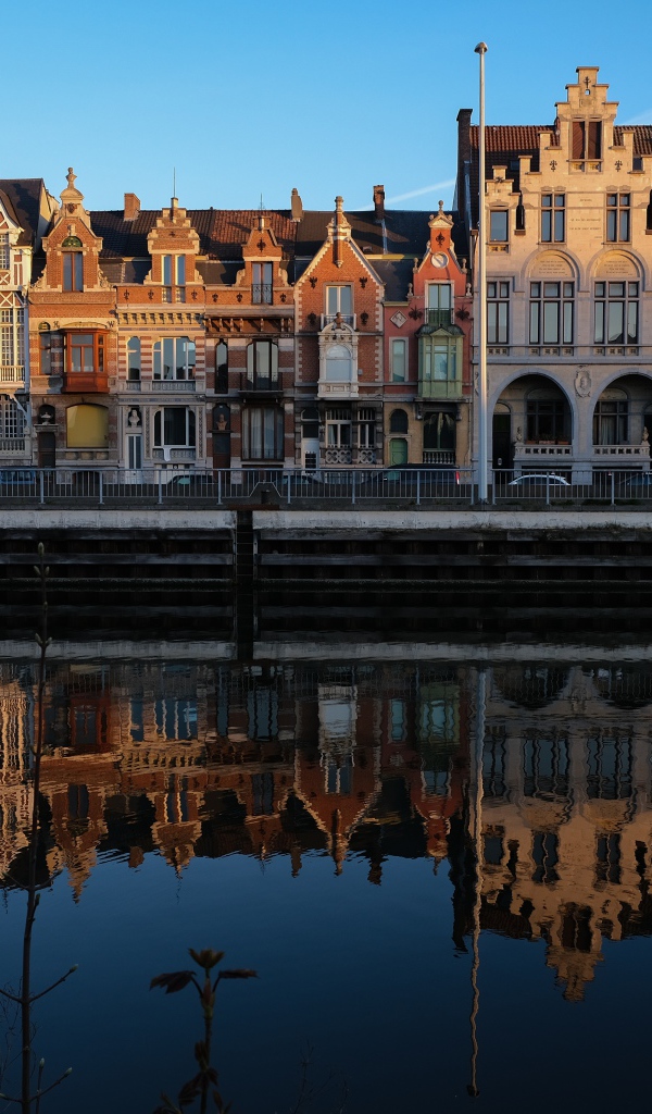 Дома отражаются в воде канала, Бельгия 