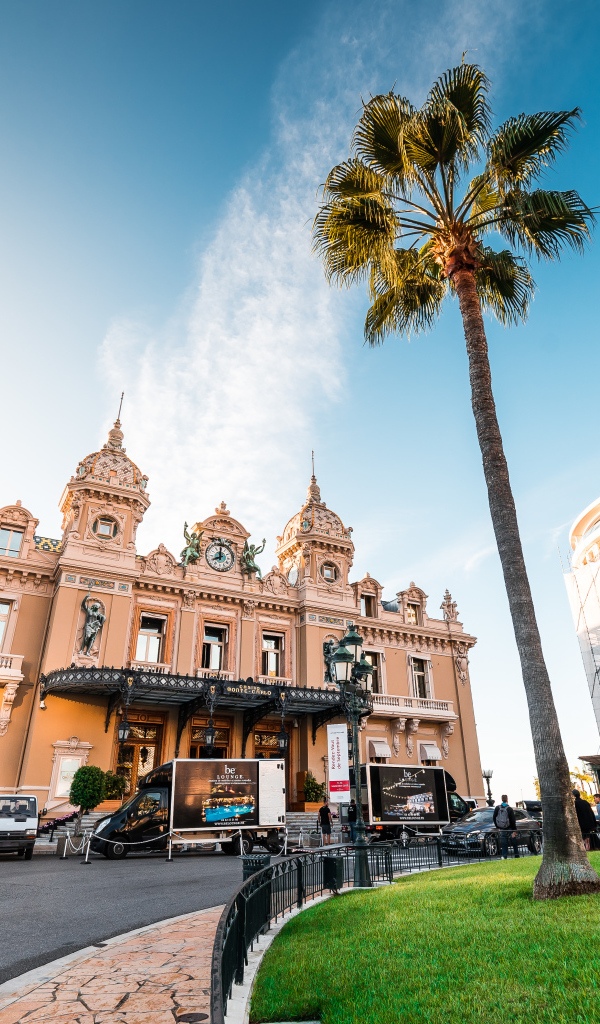 Центр города Монте Карло под голубым небом, Монако