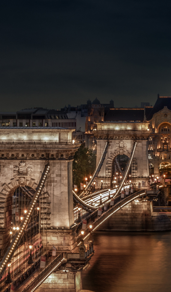 Цепной мост Сечени через реку Дунай вечером, Будапешт. Венгрия