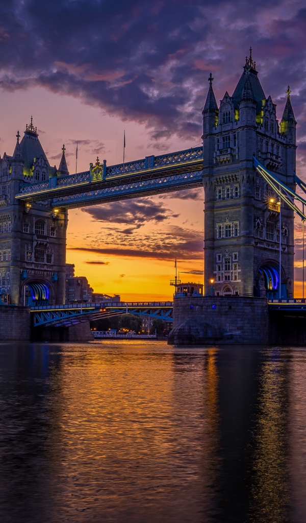 Тауэрский мост на закате в Лондоне