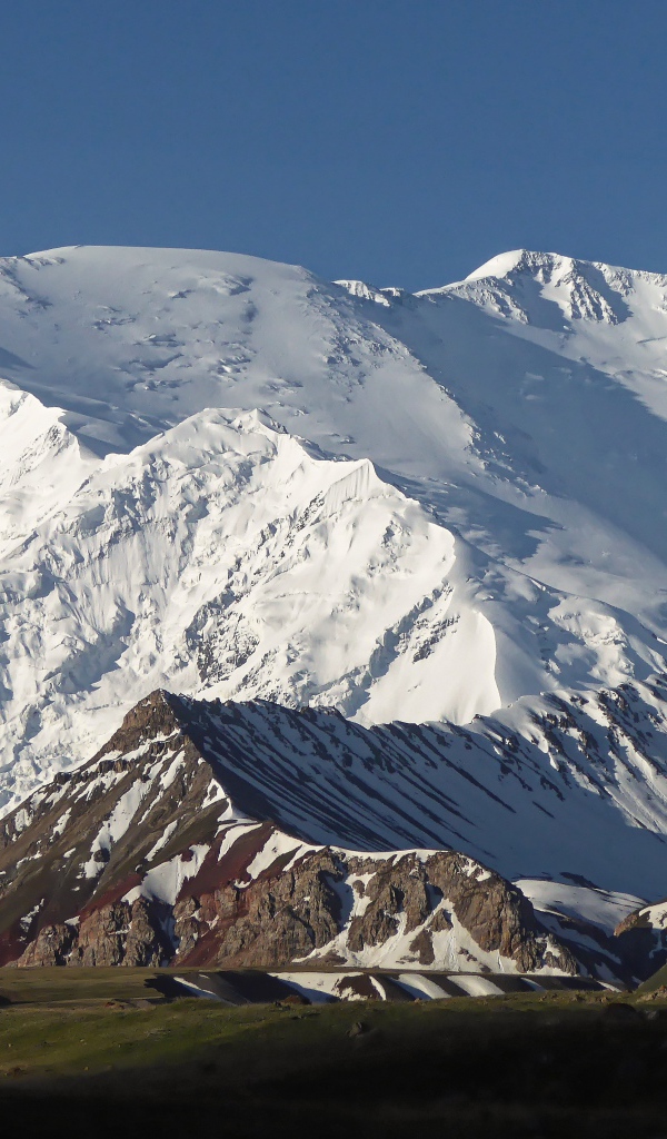 Вид на красивые заснеженные горы, Киргизия