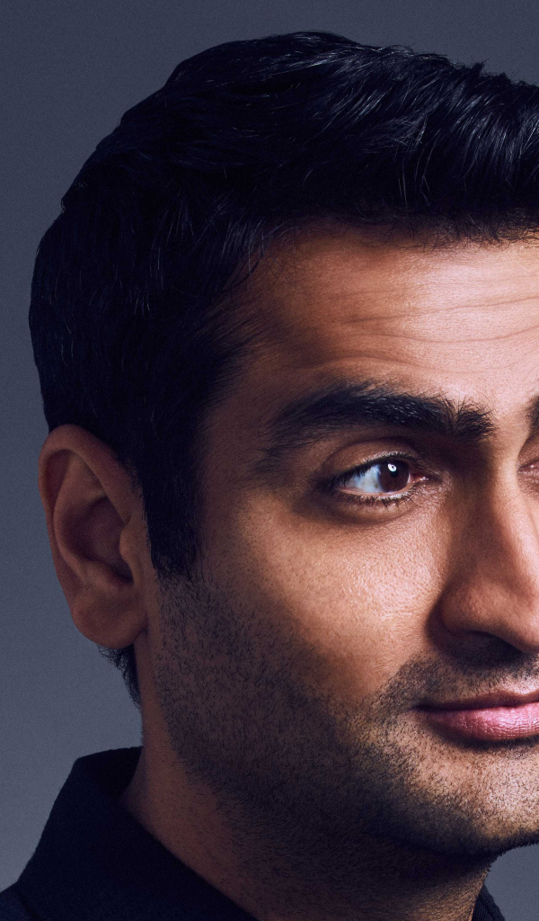 Актер Кумэйл Нанджиани на сером фоне