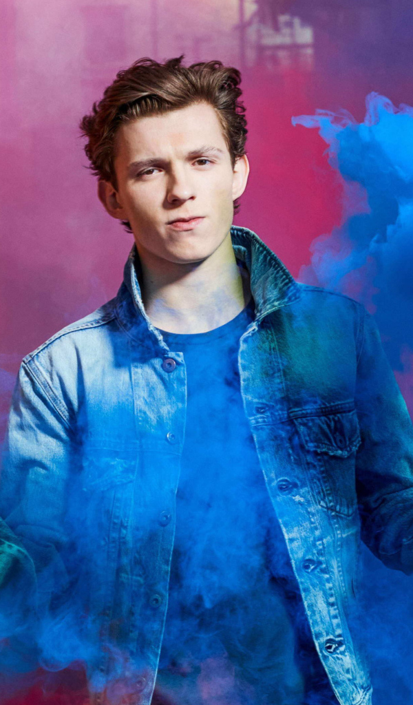 Актер Том Холланд с дымовыми шашками в руках