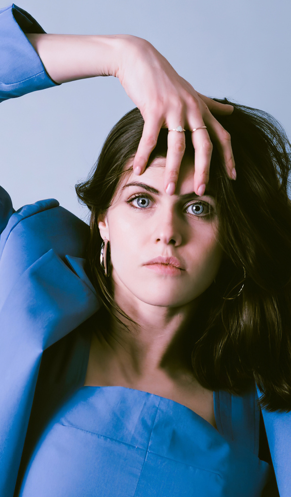 Актриса Александра Даддарио в пиджаке на сером фоне