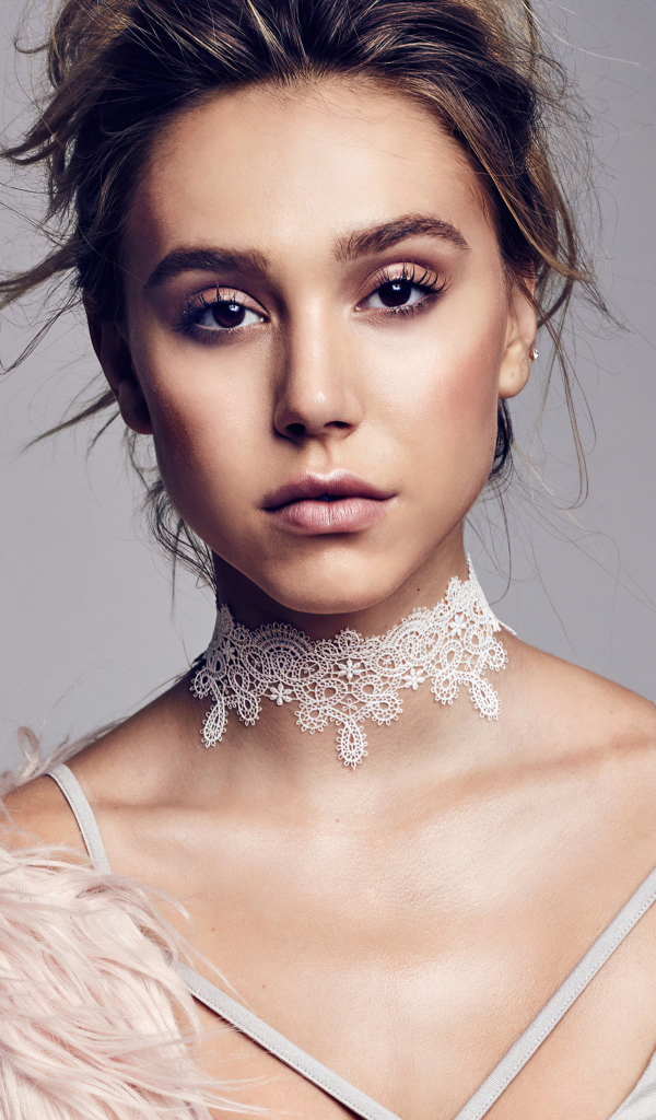 Актриса Алексис Рэн в розовом наряде на сером фоне