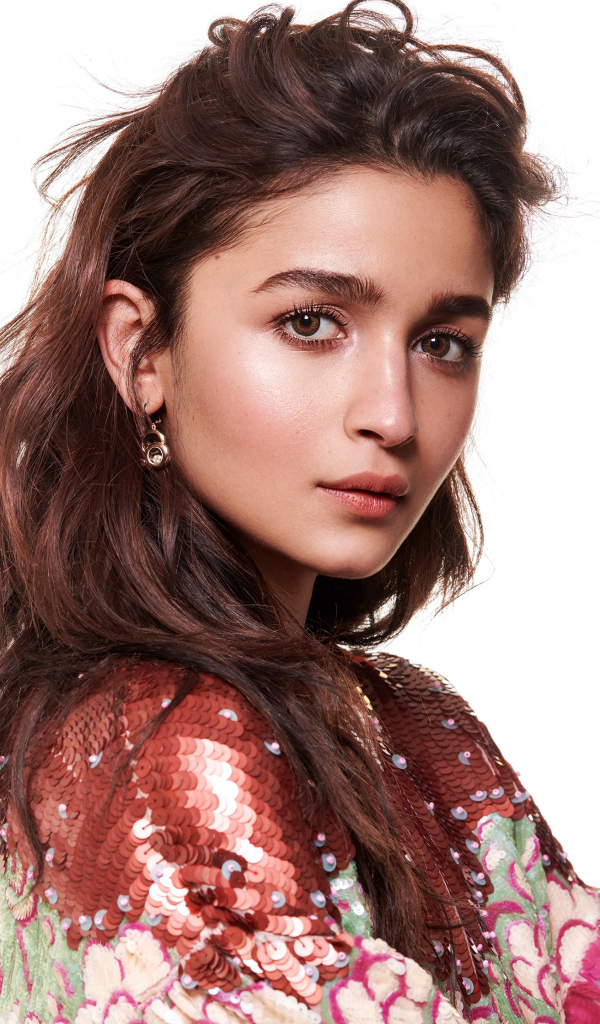 Актриса Алиа Бхатт белом фоне