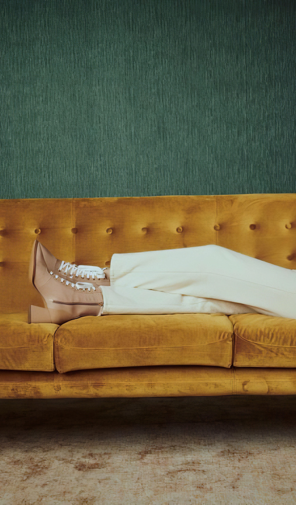 Актриса Элисон Бри лежит на диване