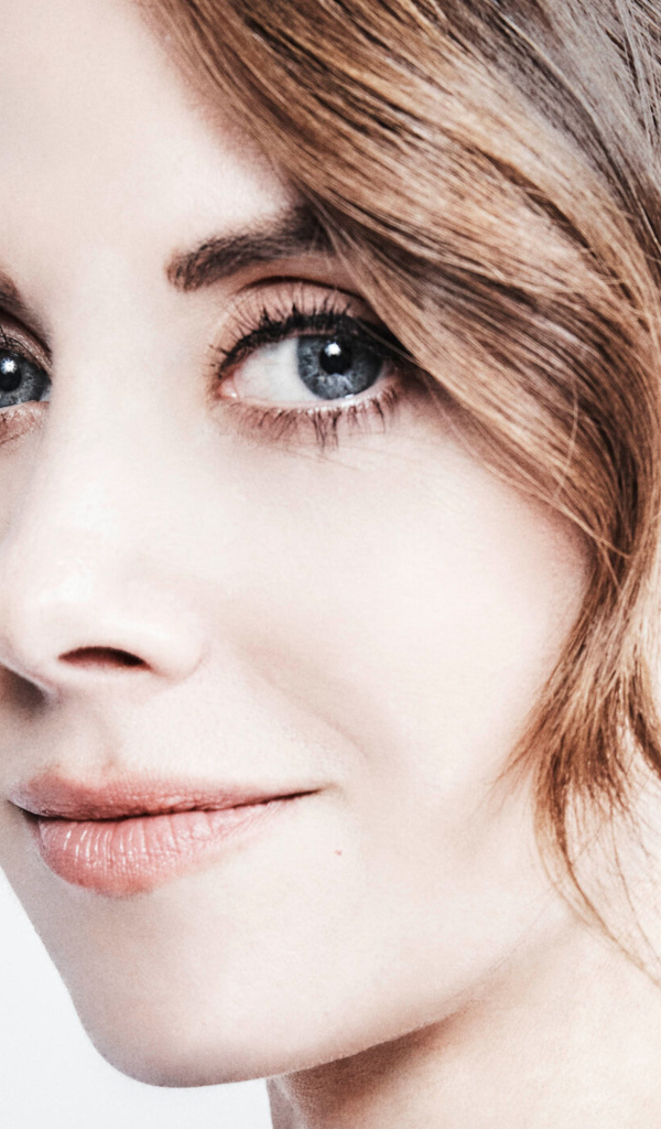 Актриса Элисон Бри лицо крупным планом