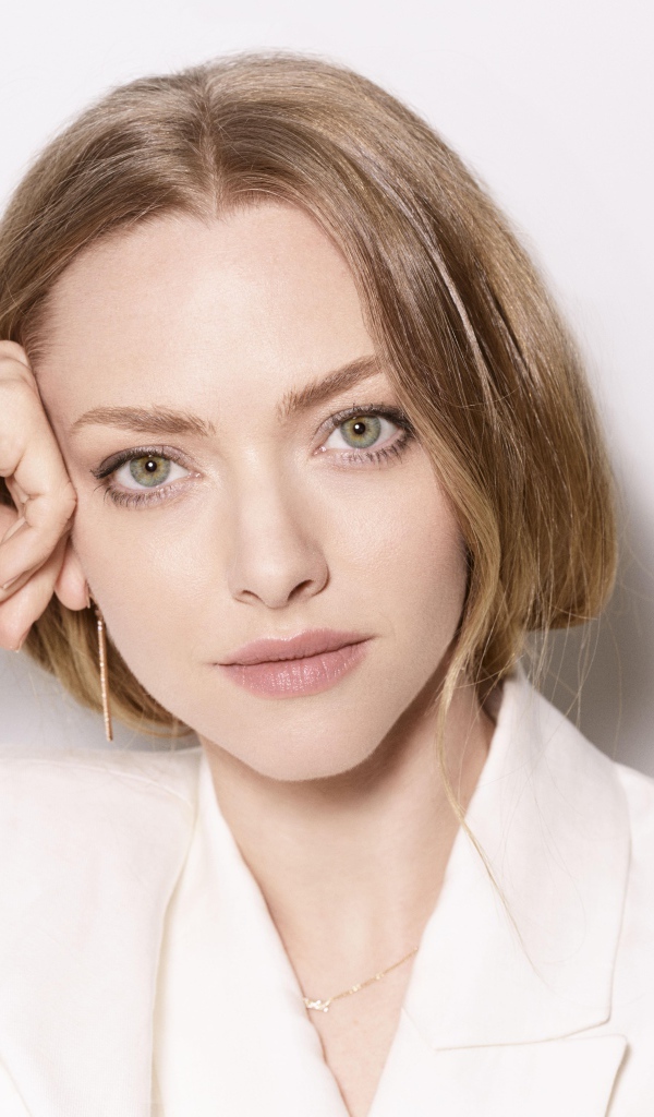 Актриса Аманда Сейфрид в белой рубашке 