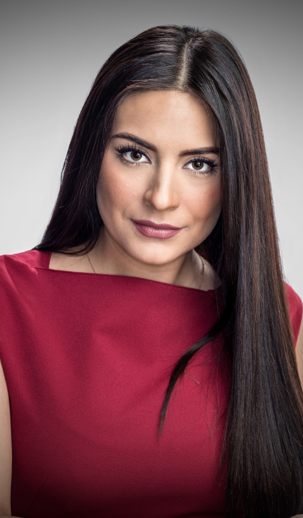 Актриса Ана Бренда Контрерас в красном платье на сером фоне