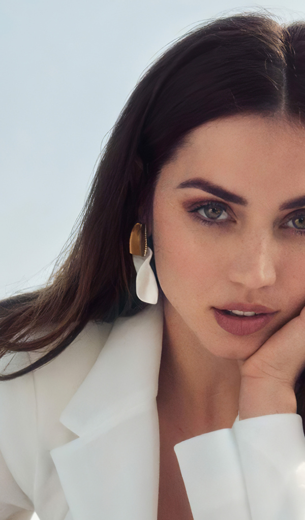 Актриса Ана де Армас в белом пиджаке на сером фоне