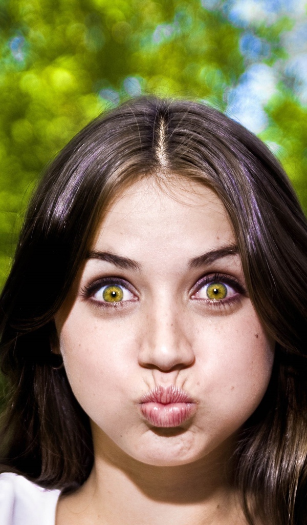 Актриса Ана де Армас надула щеки 