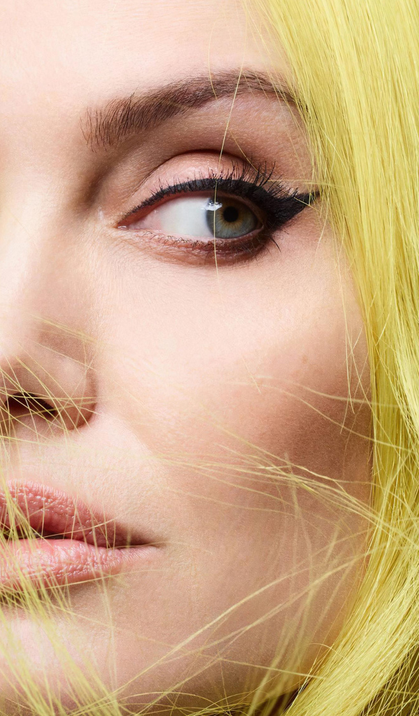 Актриса Анджелина Джоли с белыми волосами 