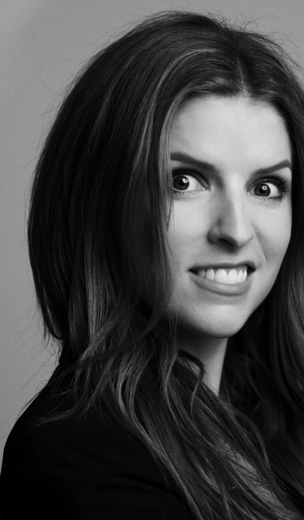 Актриса Анна Кендрик черно - белое фото