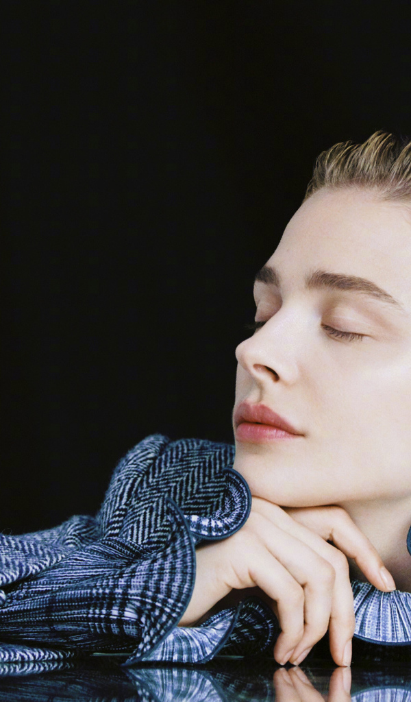 Актриса Хлоя Грейс Морец с закрытыми глазами