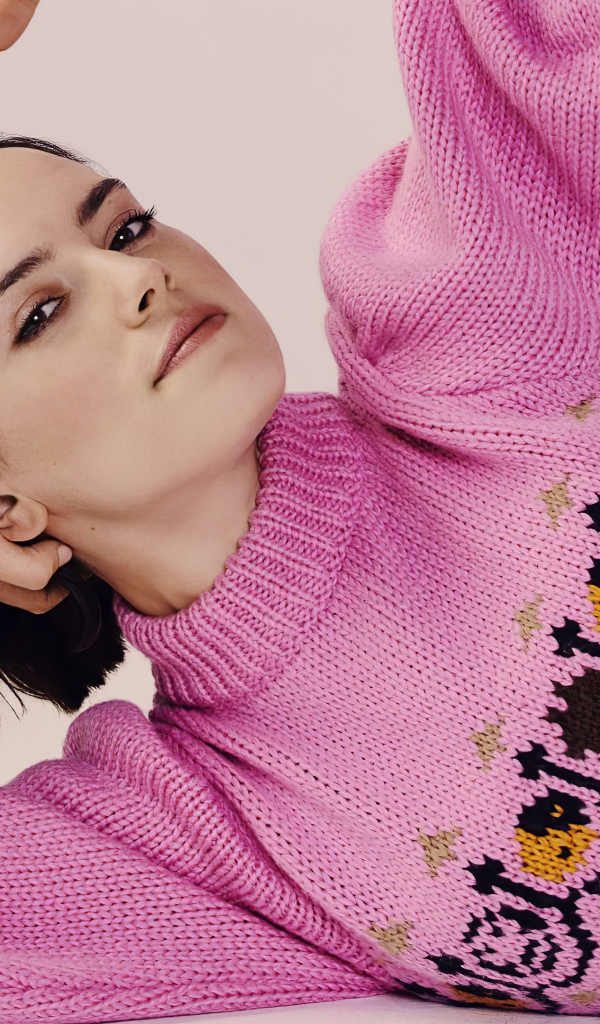 Актриса Дэйзи Ридли в розовом свитере 