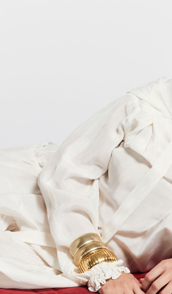 Актриса Элизабет Олсен в белом костюме