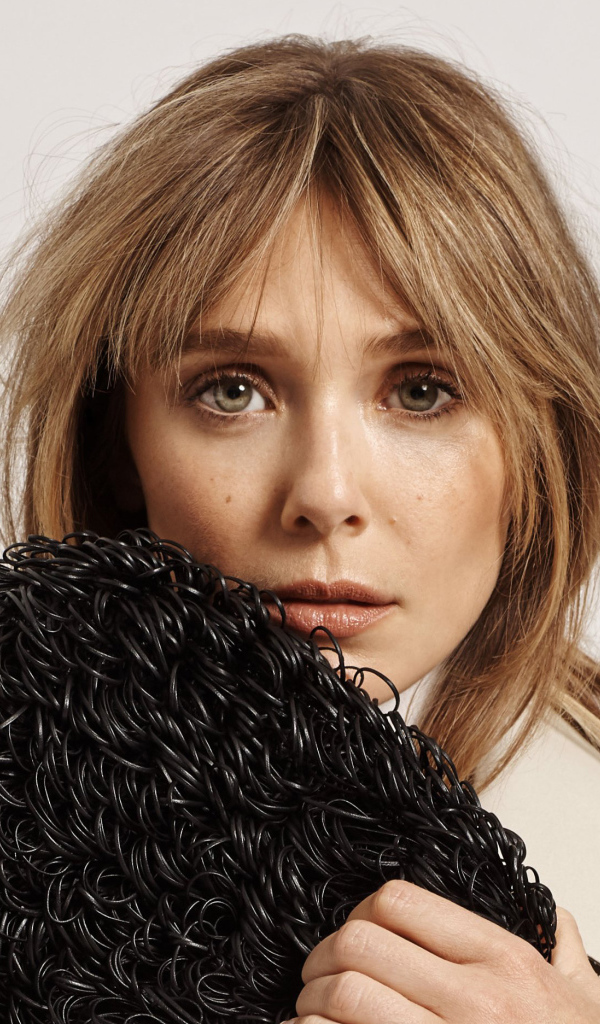 Актриса Элизабет Олсен на сером фоне