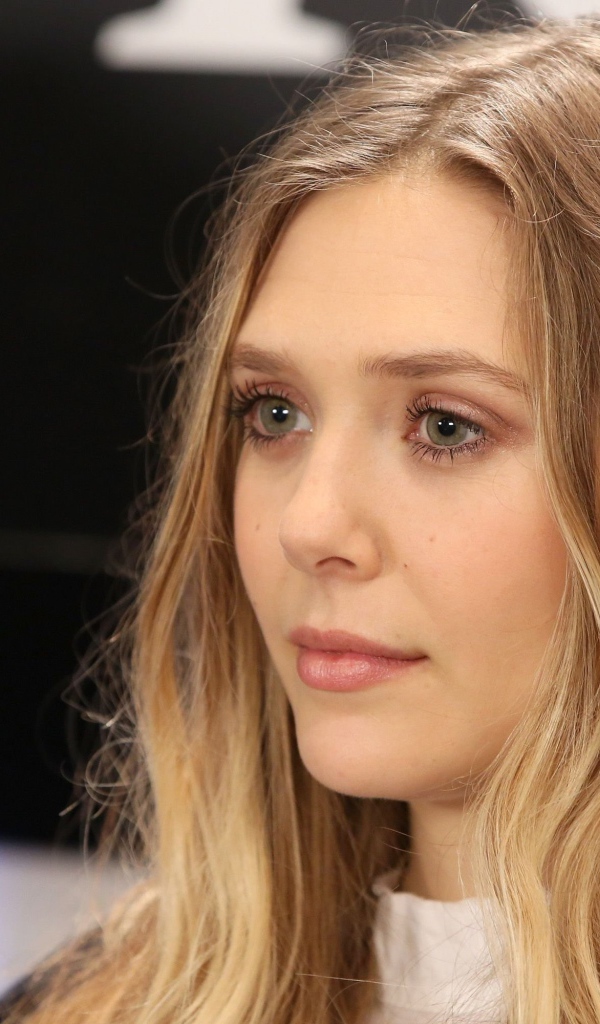 Актриса Элизабет Олсен с длинными волосами