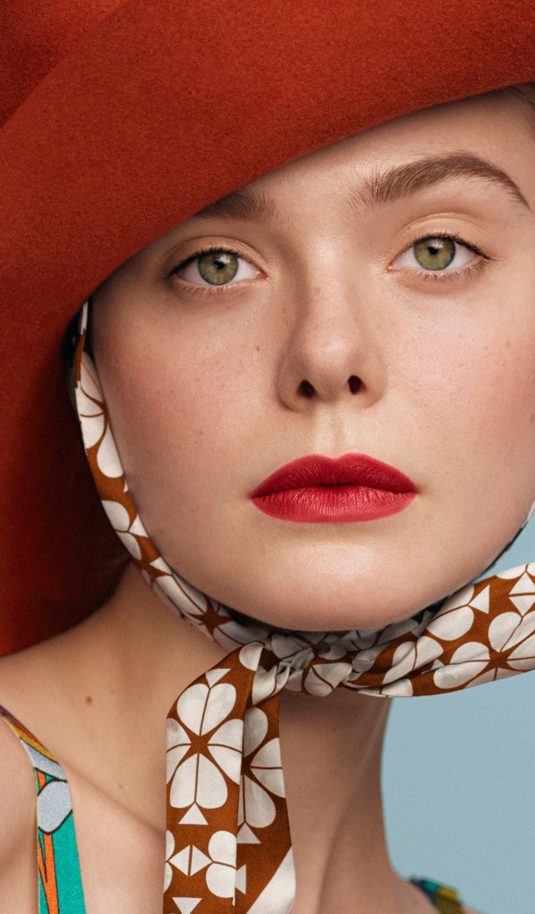 Актриса Эль Фэннинг в красной шляпе 