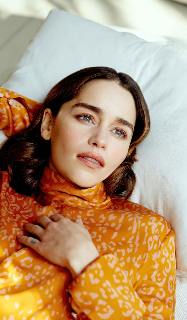 Актриса Эмилия Кларк лежит на белой подушке