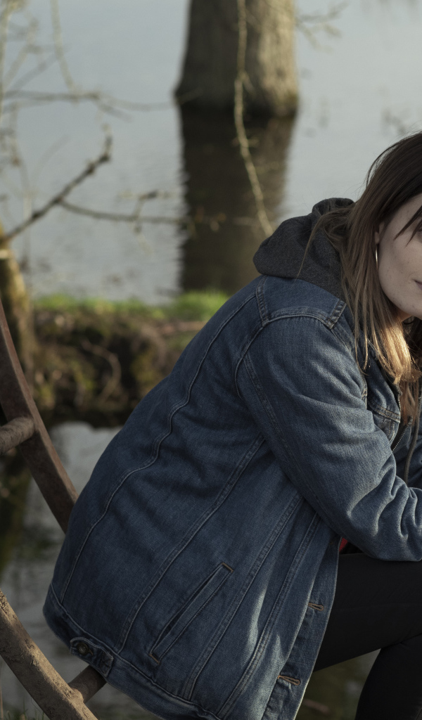 Актриса Эмма Маккей в джинсовой куртке 