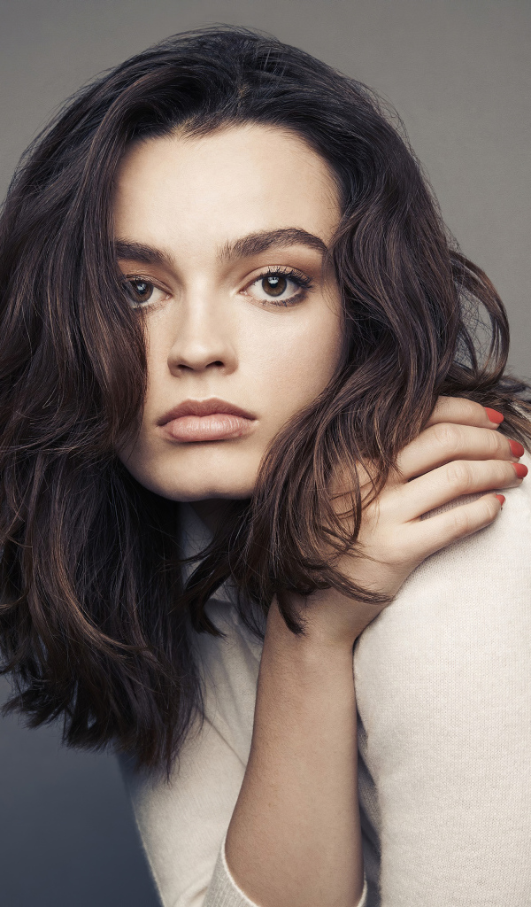 Актриса Эмма Маккей на сером фоне