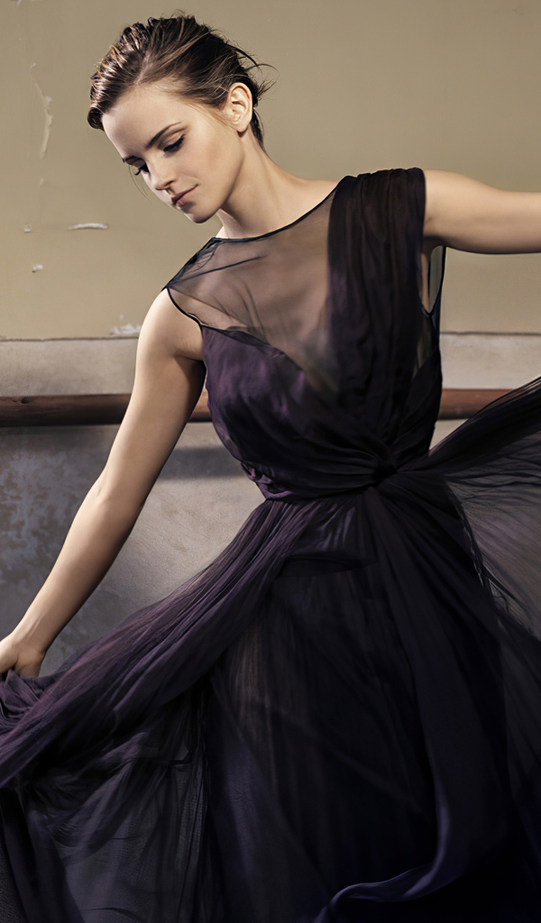 Актриса Эмма Уотсон в красивом черном платье в зале